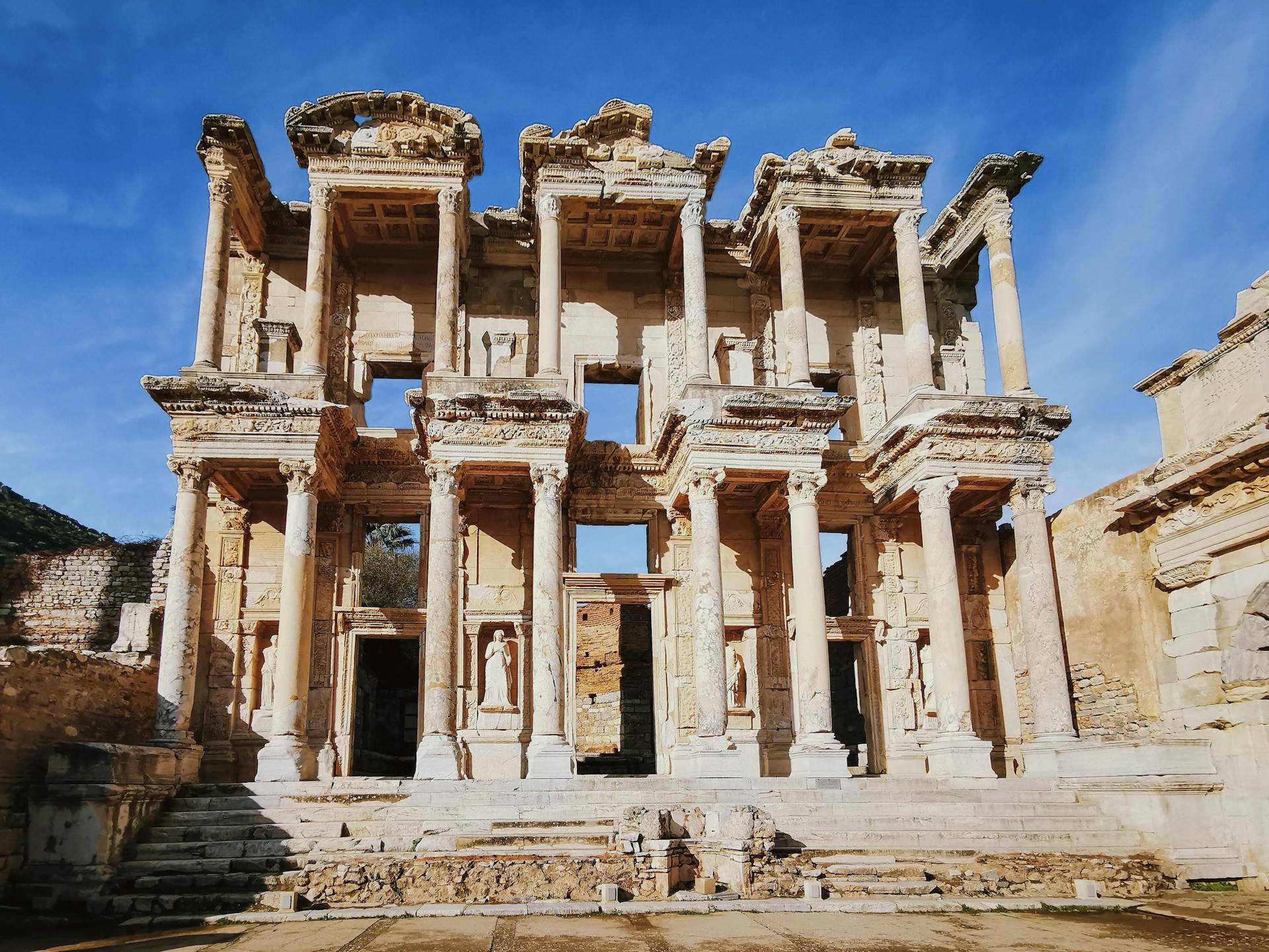 Library of Celsus ruins in ancient Ephesus, Turkey | Conmigo Travel Agency