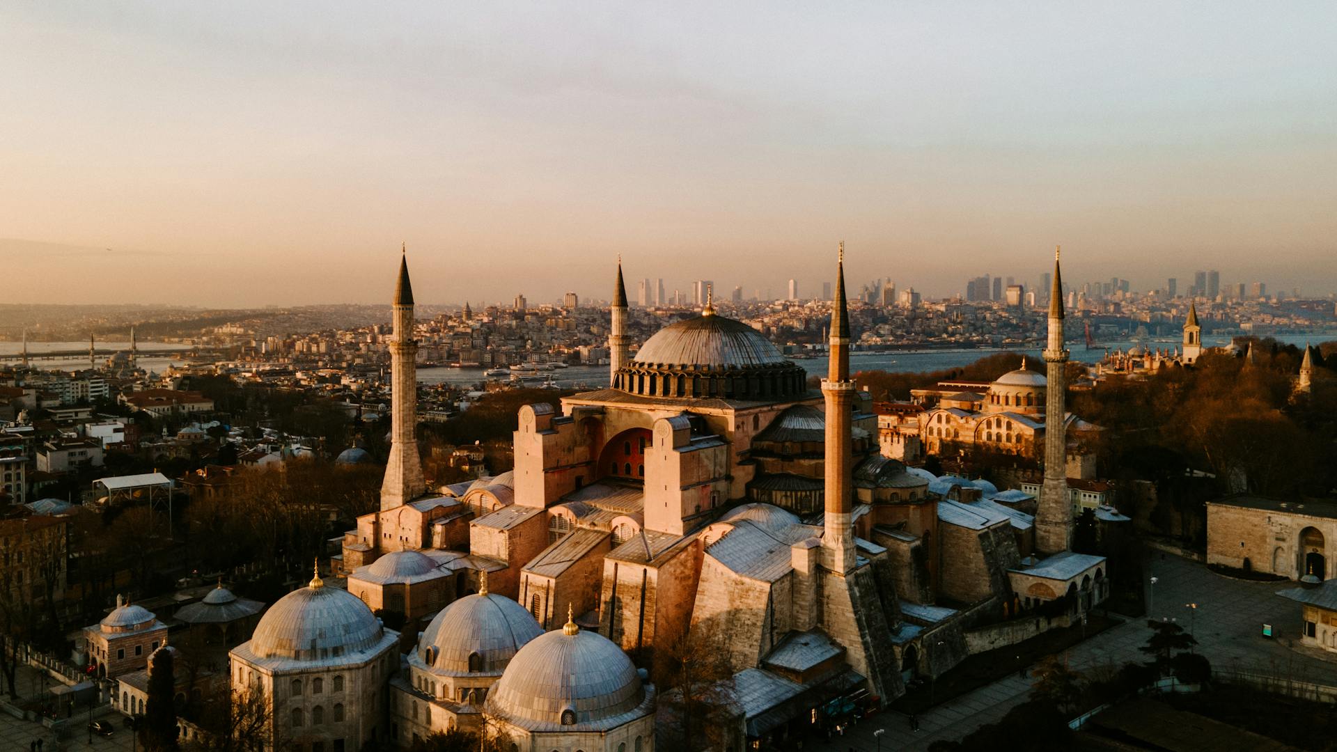 Hagia Sophia at sunset with city skyline in Istanbul – Conmigo Travel Agency